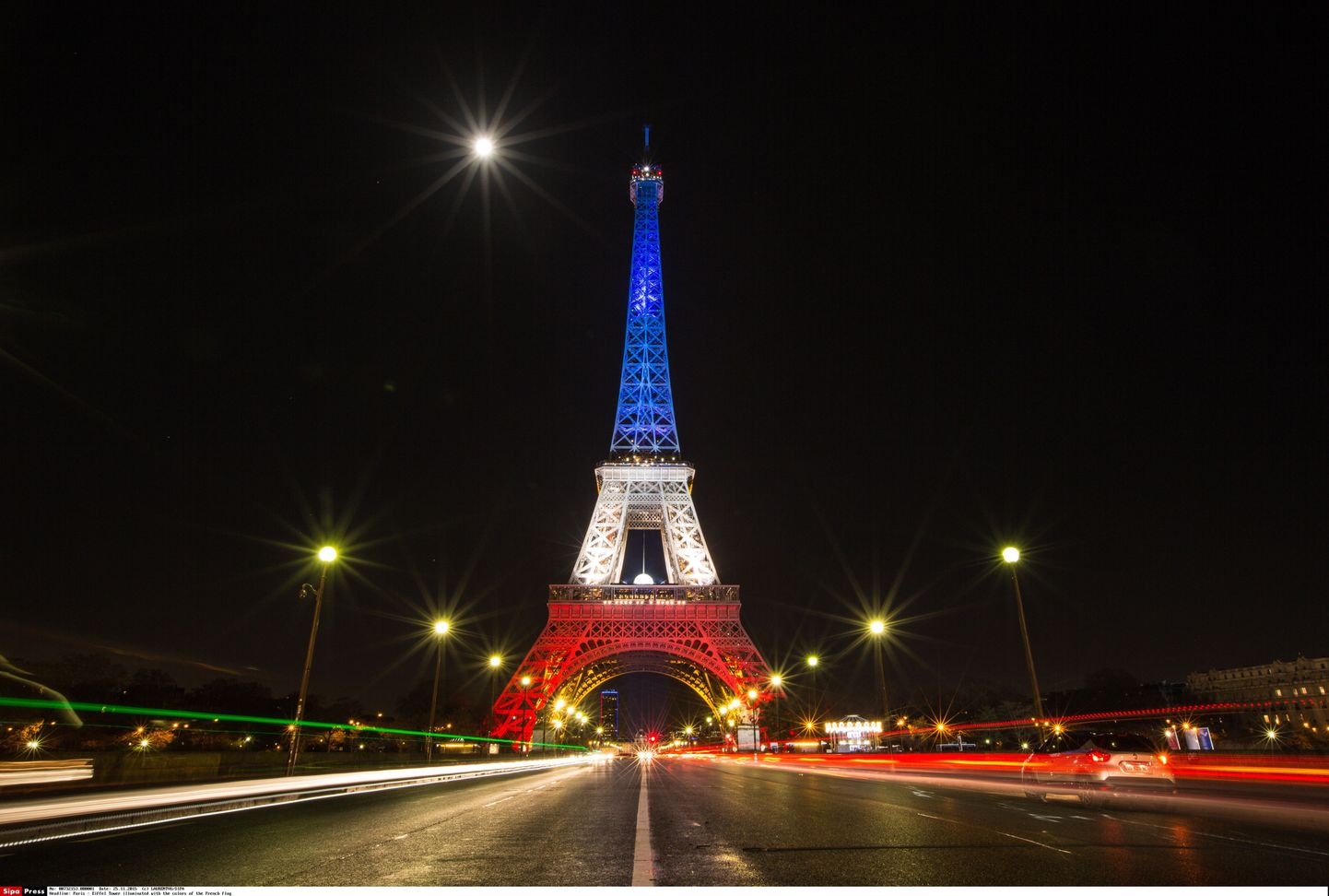Eiffeli torn Prantsusmaa lipu värvides