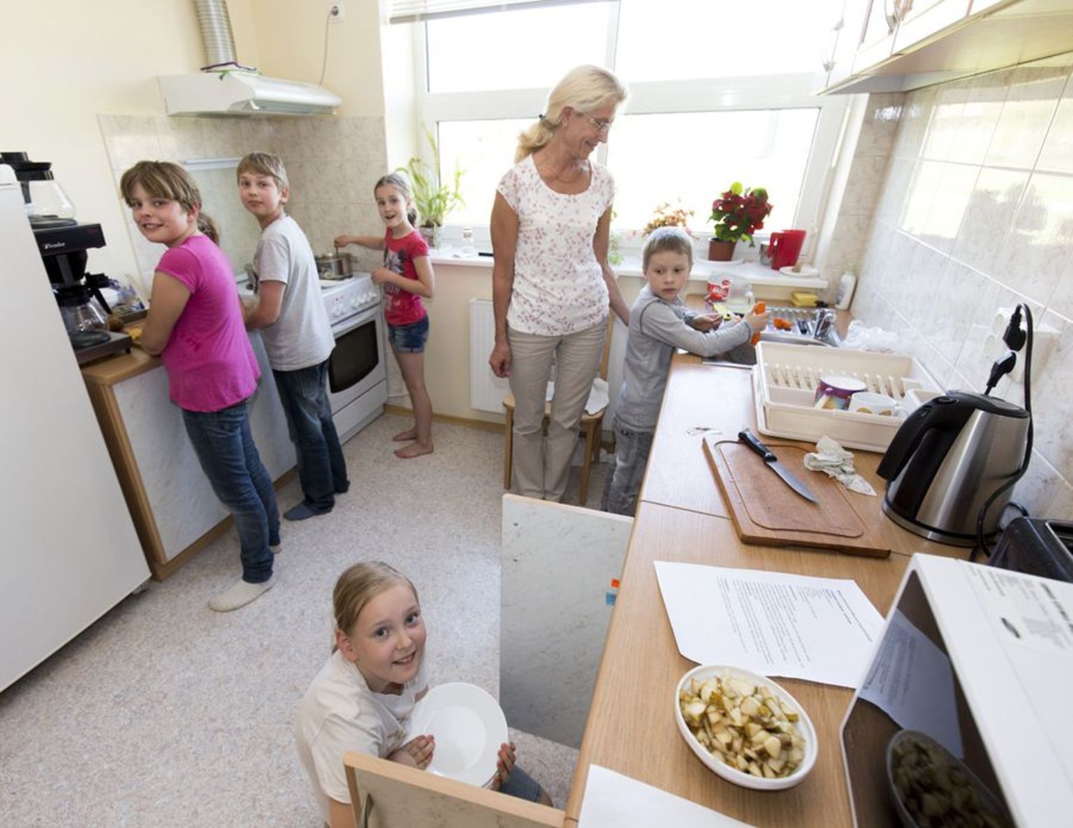 Uusna külamajas tegutseb teisipäevaõhtuti kokandusring, kus Ulve Kannimäe käe all õpivad söögitegemist 8–12-aastased (vasakult) Merili, Renee, Ingrid, Tõnis ja Heleriin.