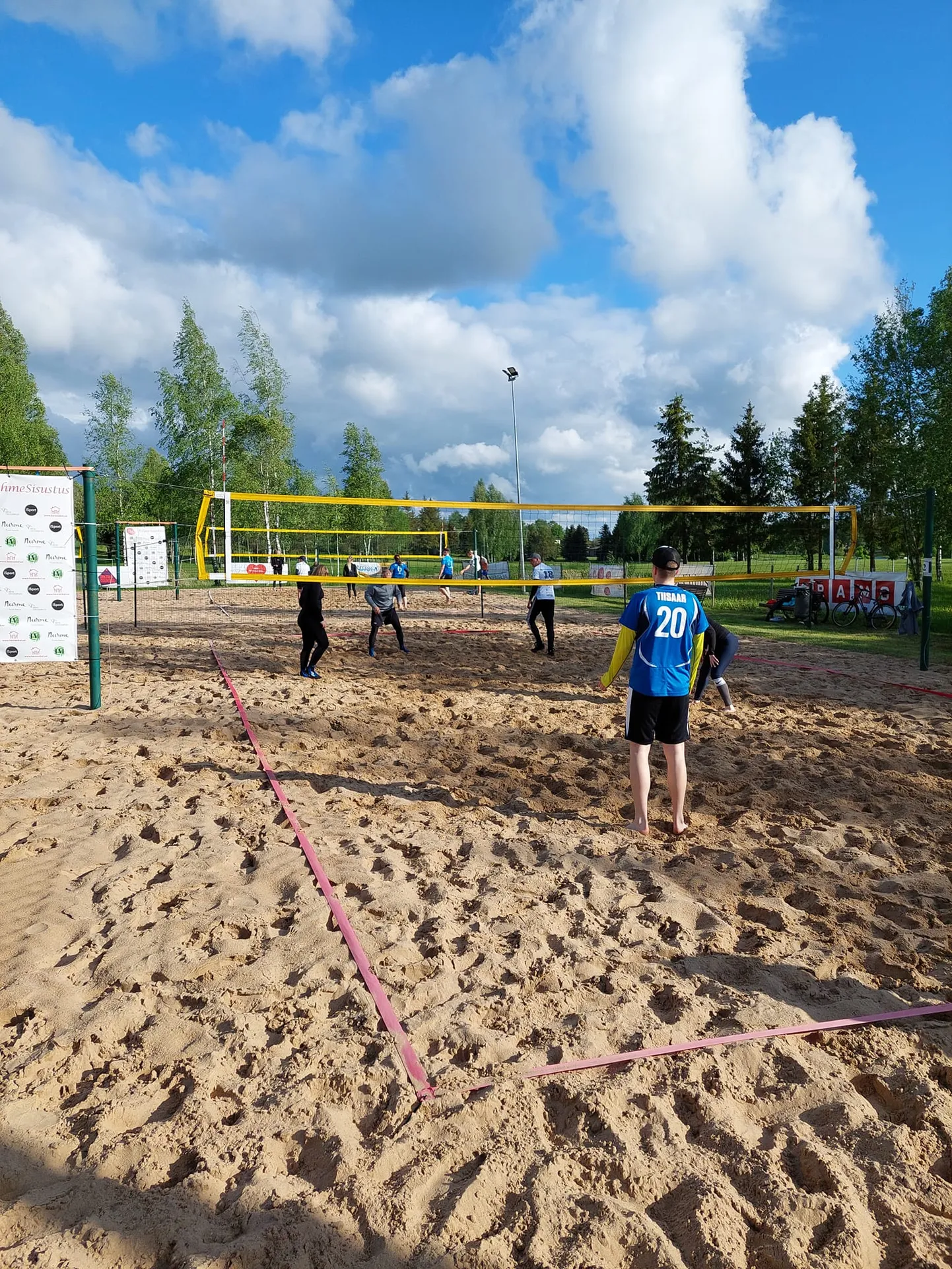 Vaatamata tugevale tuulele hoidsid volletajad Väätsal palli vapralt mängus.
