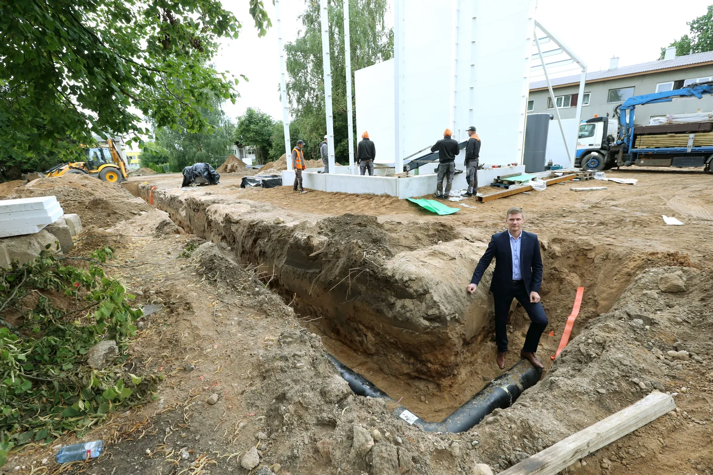 Nädal tagasi sai Kanepis nurgakivi uus hakkpuidul töötav katlamaja. Sealt algab ka uhiuus kaugküttetorustik, näitas vallavanem Mikk Järv. Sooja hakkab katlamaja andma juba sel sügisel.