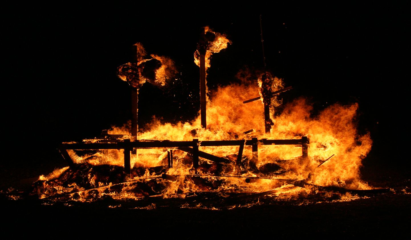 Traditsiooniliselt süüdatakse Toilas muinastulede ööl tuleskulptuurid.
