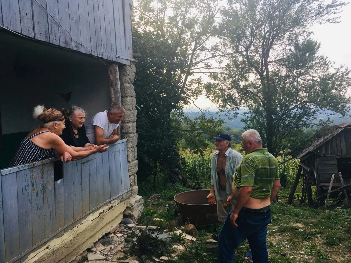 Nii arutletakse lehmakarjatamise üle. Kätega žestikuleerimine on meil loomulik osa omavahelisest vestlusest. Isegi hääle tõstmine pealtnäha tühja-tähja peale on täiesti tavaline.