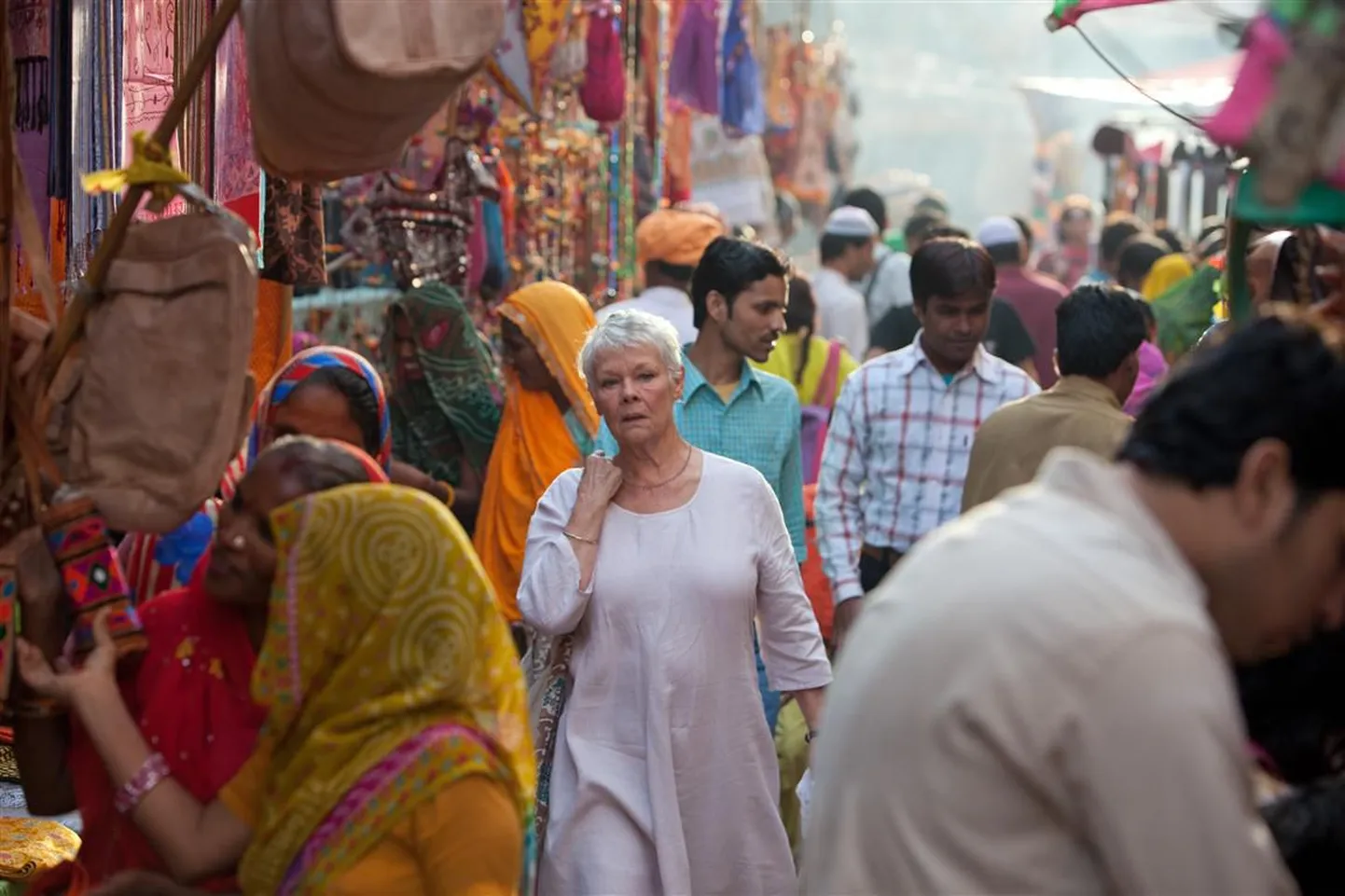 Sarmikas inglannast lesk Evelyn (Judi Dench) leidis vanuigi töö ja koha elus – vanaproua hakkas hindudele pidama loenguid Euroopa kultuurist.