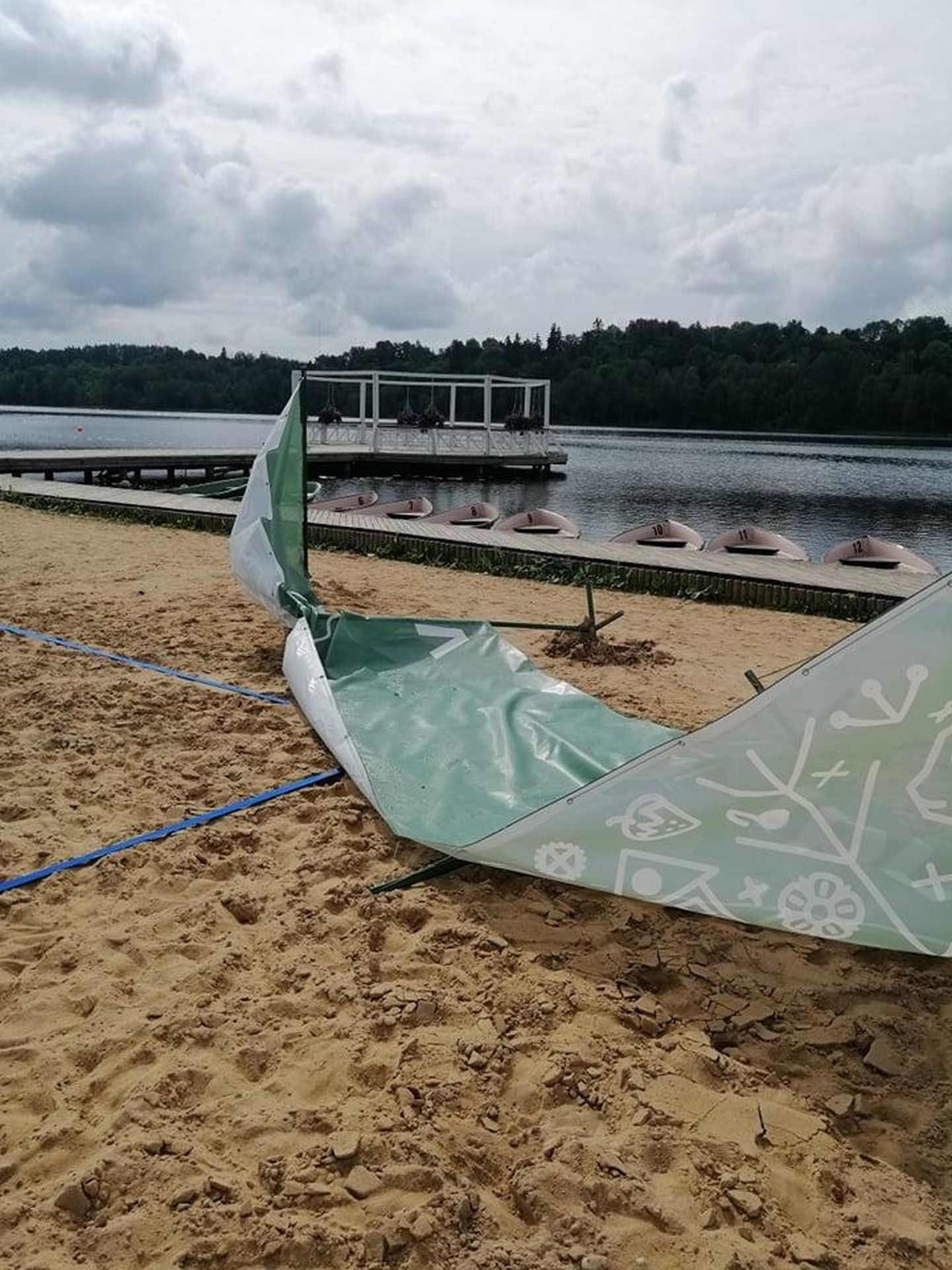Keegi oli kippunud Viljandi järve ranna uute palliplatside heakorra kallale.