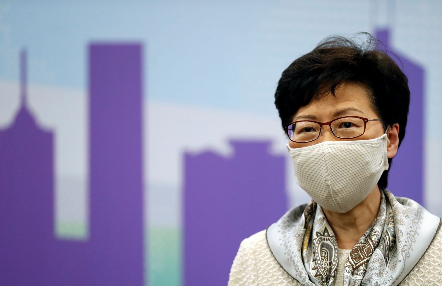Hongkongi liider Carrie Lam maskiga.