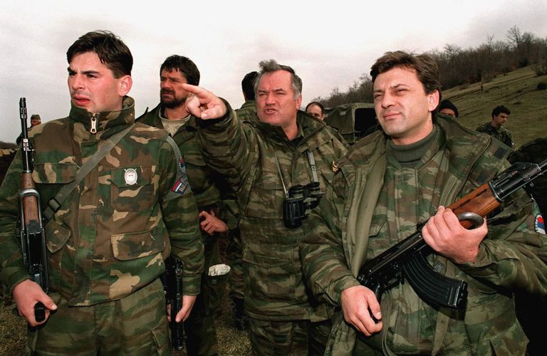 16. aprill 1994: Ratko Mladic osutamas oma võitlejate keskel Bosnia valitsusvägede positsioonidele Gorazdes. Foto: Emil Vas/AP/Scanpix