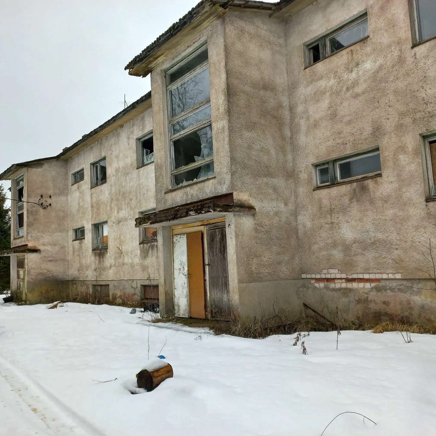Sammaste küla kaheksa korteriga maja on aastaid tühjalt seisnud.