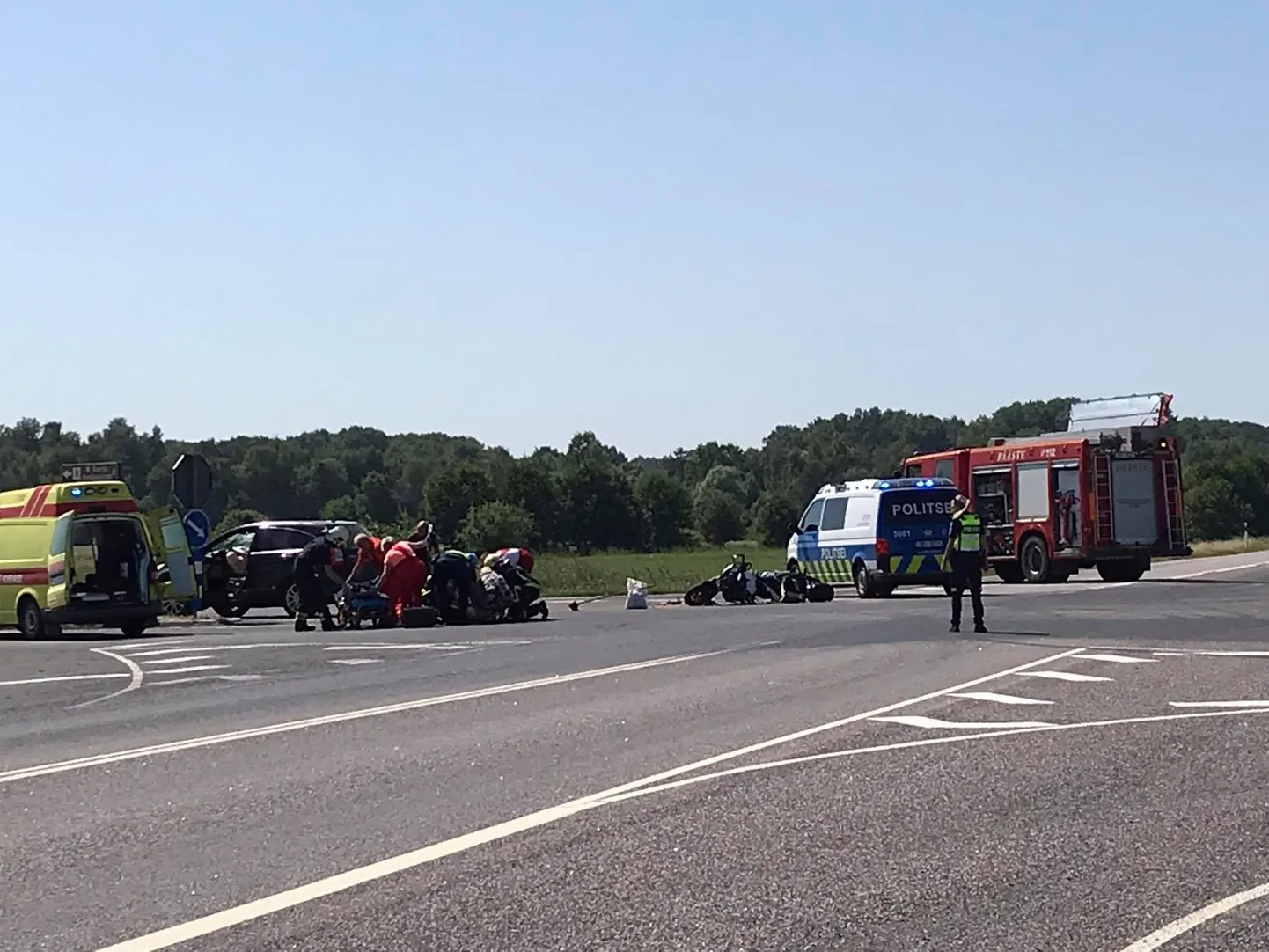 Liiklusõnnetus Saaremaal Kuivastu maanteel, kus kokku põrkasid sõiduauto ja mootorratas.