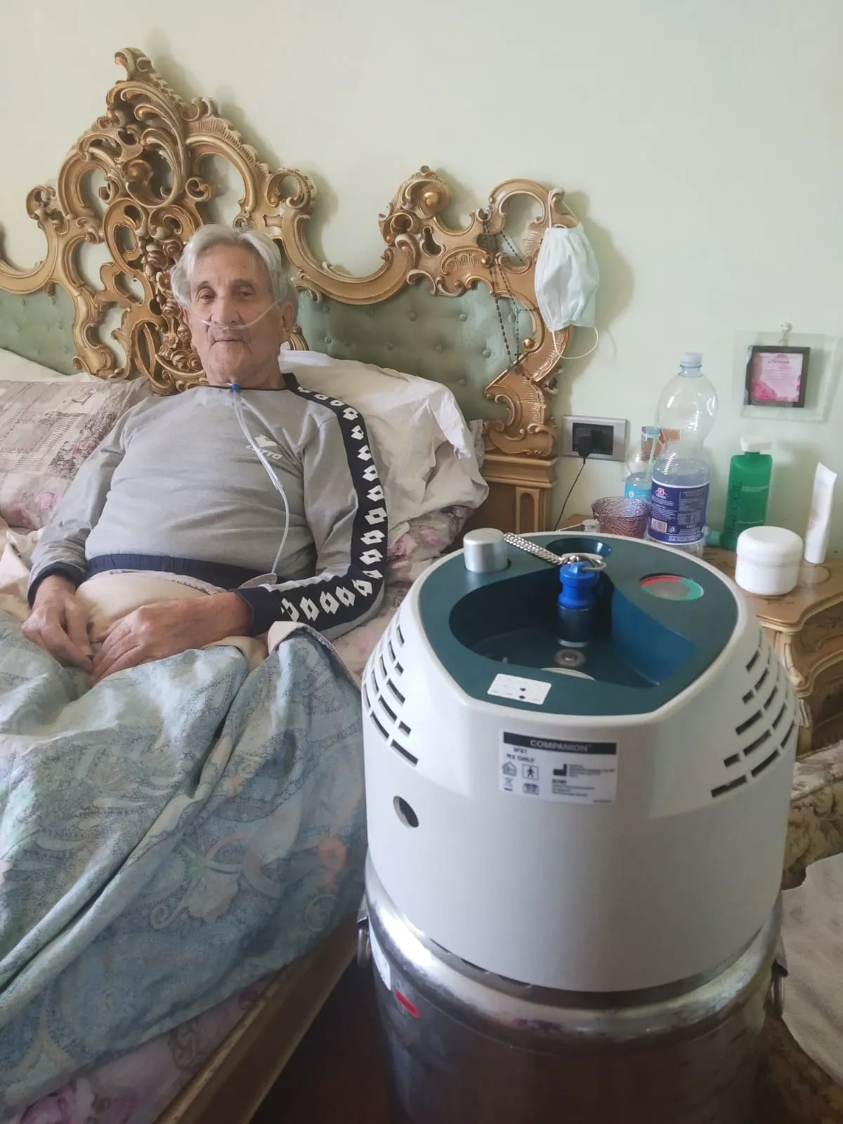 Vīra tēvs ar skābekļa balonu