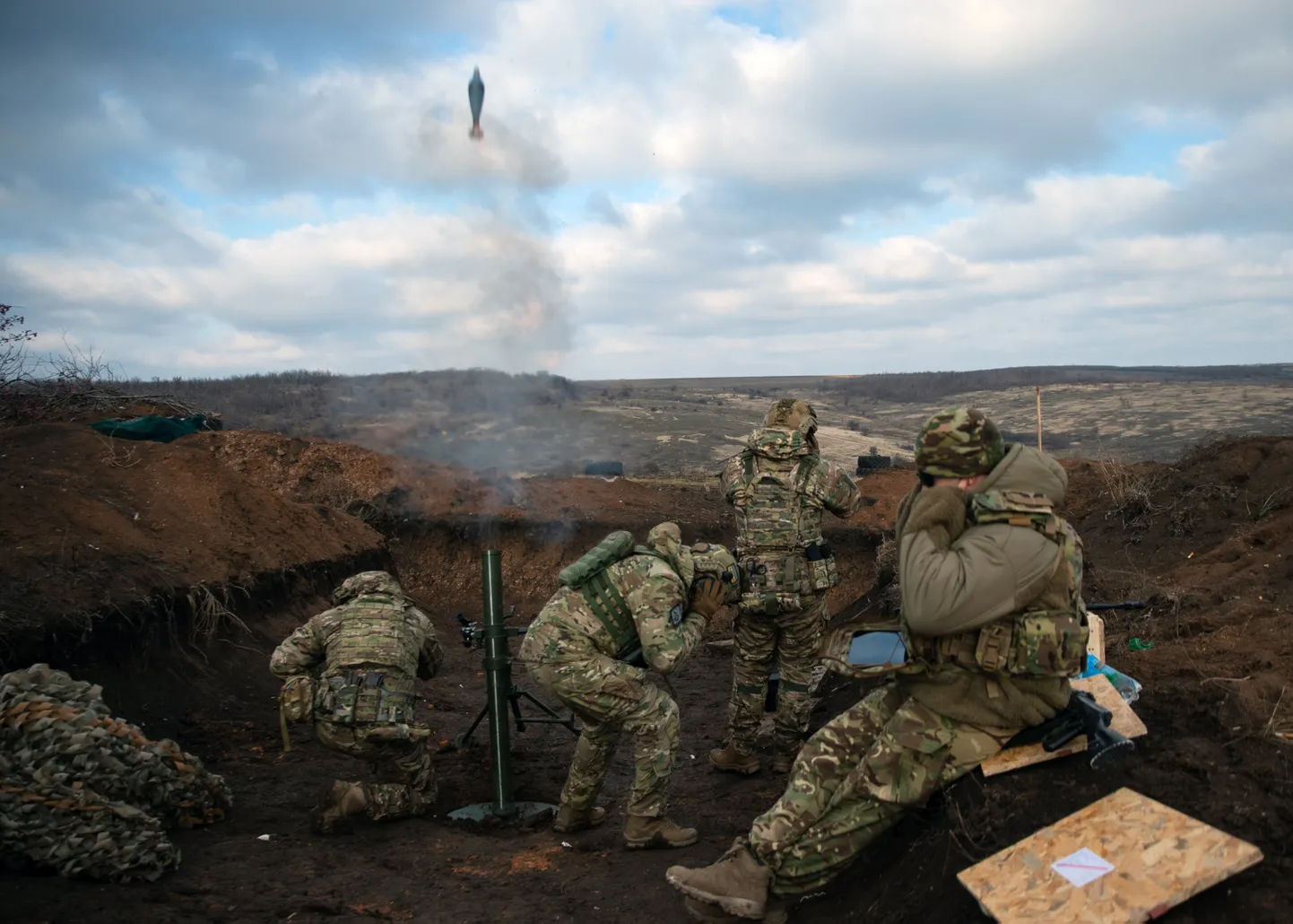 Ukraina armee 28. mehhaniseeritud brigaadi miinipildurid harjutamas ühel Donetski oblasti polügoonil.