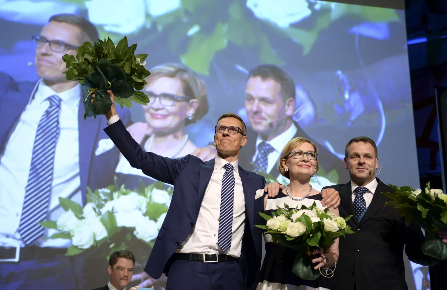 Peaminister Alexander Stubb (vasakult paremale), trandspordi- ja regionaalminister ja Paula Risikko ning majandusminister Jan Vapaavuori. Foto on tehtud mullu juunis, kui nad kandideerisid Koonderakonna esimeheks.