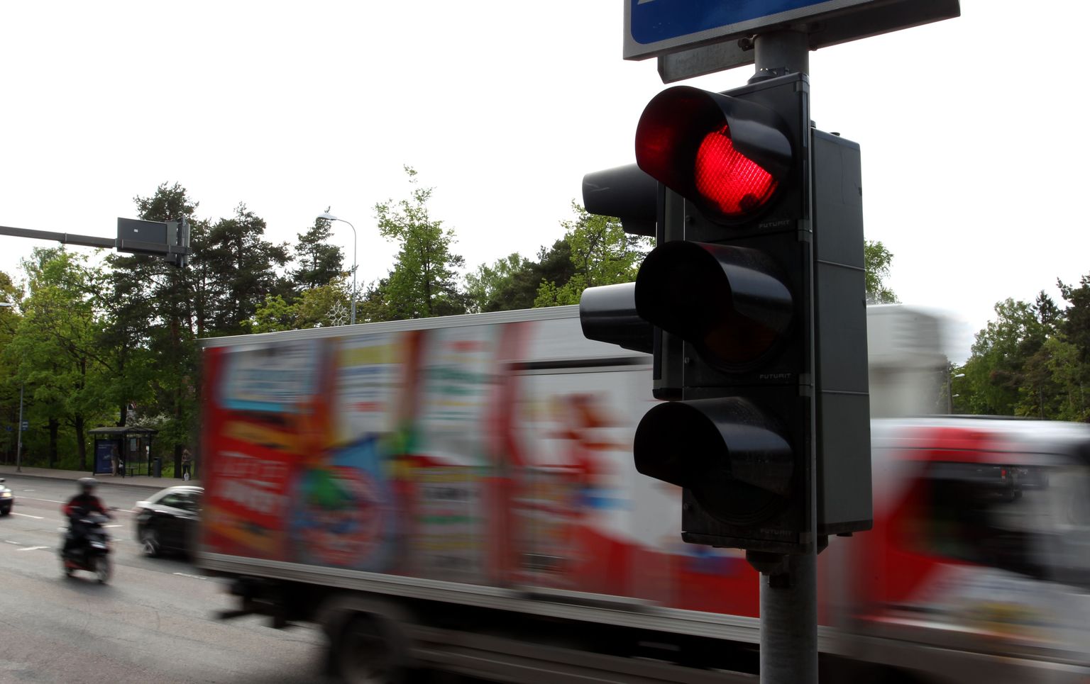 Какой штраф за проезд на красный сигнал. Машина проезжает на красный свет. Красный светофор штраф. Едет на красный. Водитель проезжает на красный свет.