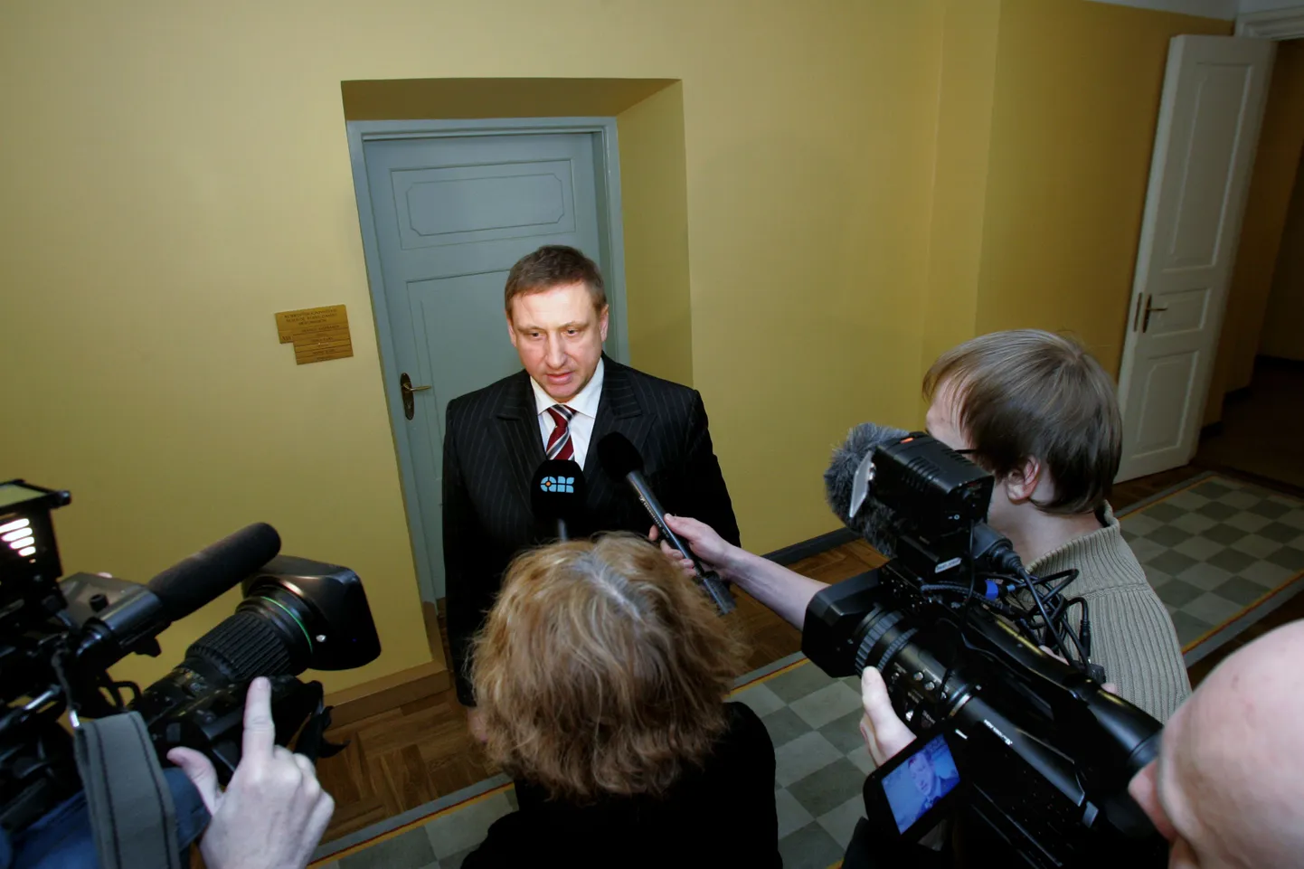 Jaanus Rahumägi sattus esmaspäeval enne korruptsioonivastase seaduse kohaldamise komisjoni ette astumist ajakirjanike piiramisrõngasse.