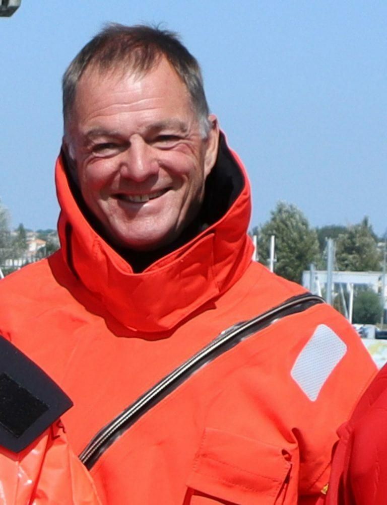 Tapio Lehtinen päästekombinesoonis. Ellujäämiskoolitused olid osa GGRi stardieelsest ettevalmistusest. Nüüd päästis see oranž ülikond ookeanil mehe elu.