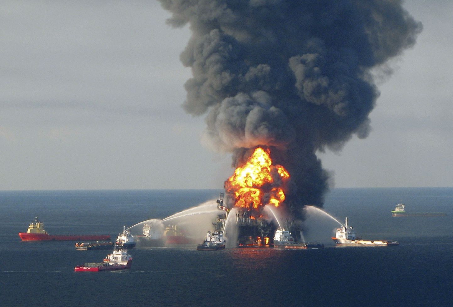 Louisiana ranniku lähistel põlema süttinud Deepwater Horizon naftapuurplatvorm.