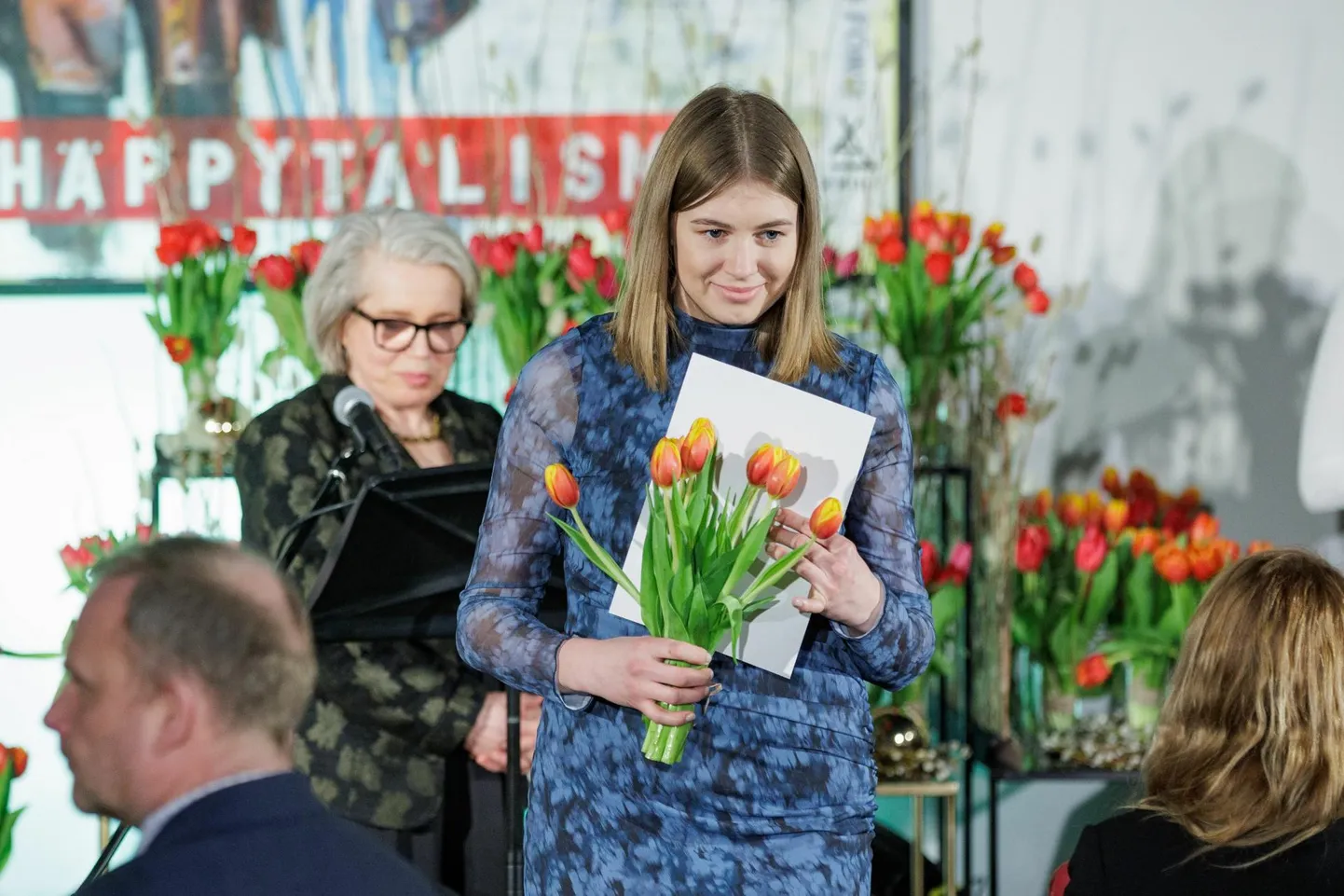 Maryliis Teinfeldt-Grins tänavu märtsis kultuurkapitali kirjanduse aastaauhindade üleandmisel. Luulekogu «Kivi alla kükakille»​ oli üks nominentidest. 