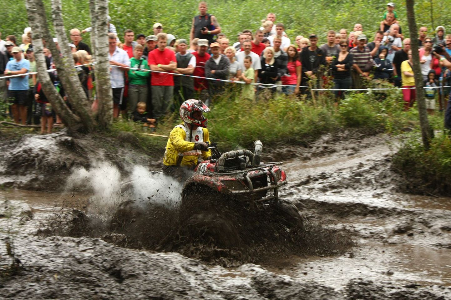 Klaperjaht on aastaid pakkunud mudaseid elamusi nii võistlejatele kui pealtvaatajatele. Pilt on tehtud aastal 2011, mil võistlus toimus veel Jõgevestel.