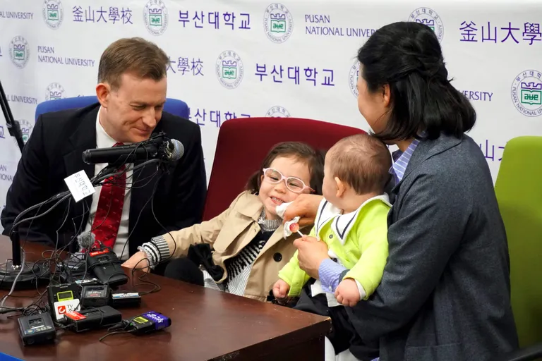 Robert Kelly, ta naine Kim Jeong-ah ja nende lapsed