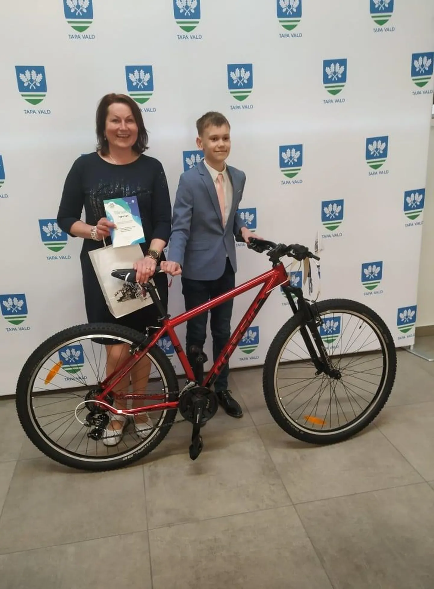 Võitja Oliver Keel sai auhinnaks jalgratta. «Oliveril oli ratta üle väga hea meel,» lausus muusikaõpetaja Maire Nirk.