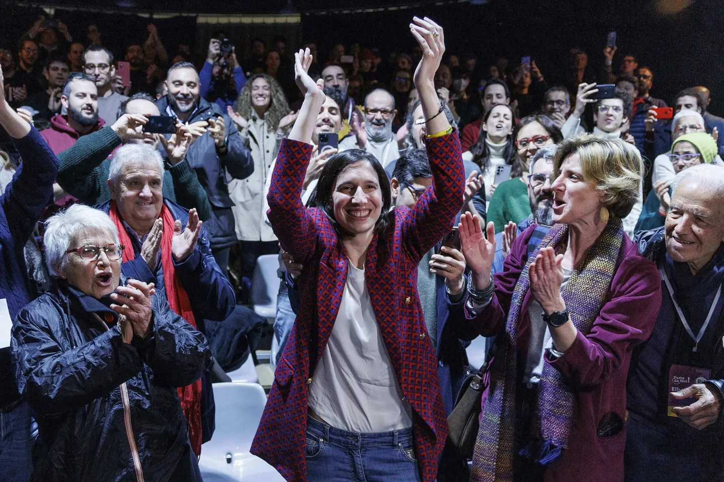 Üllatuslikult esimese naisena Demokraatliku Partei (PD) juhiks valitud 37-aastane Elly Schlein rõõmustas eelmisel nädalal toetajate keskel valimiskomitee peakorteris Roomas.
