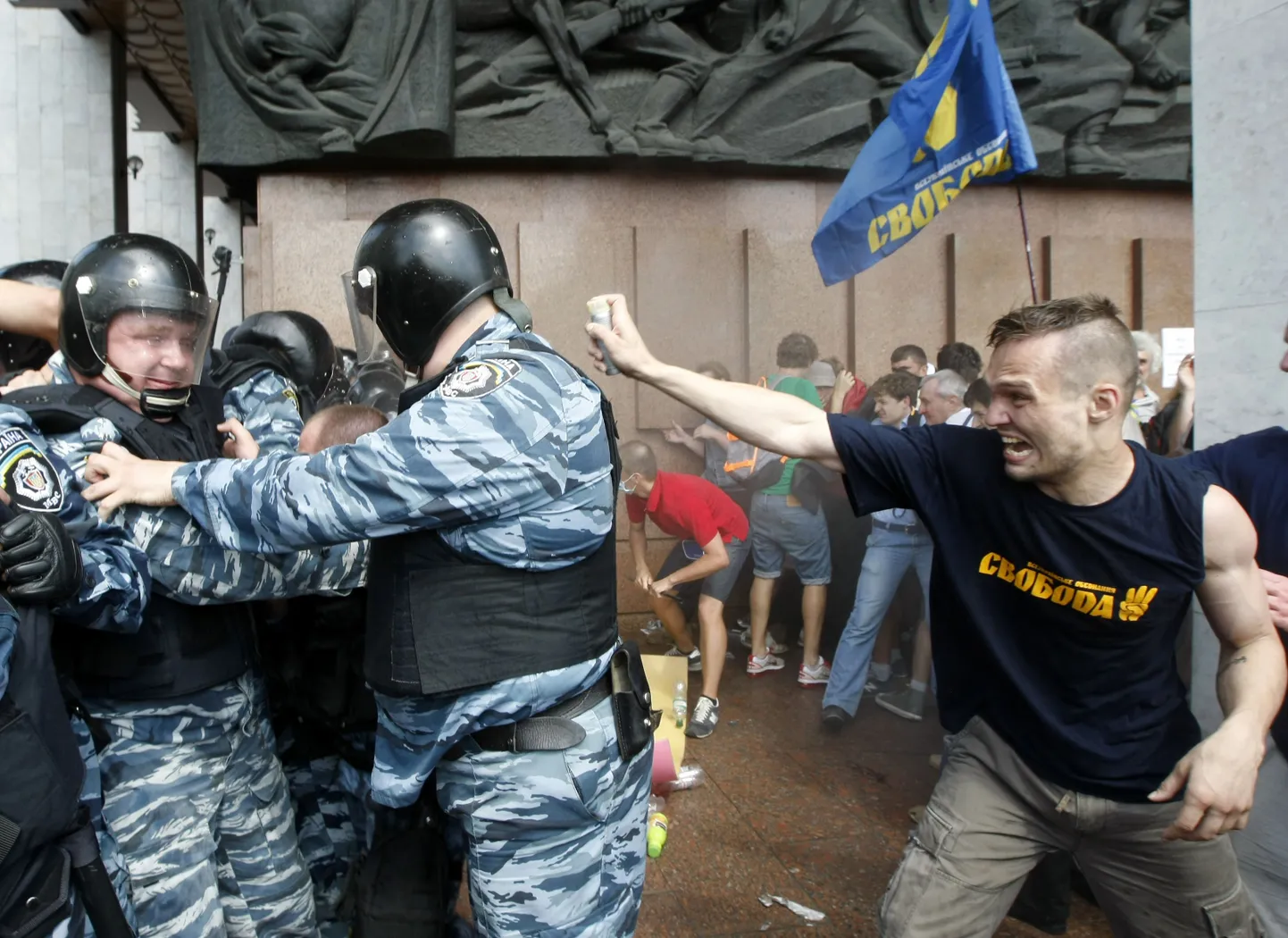 Keeleseaduse vastaste kokkupõrked politseinikega eile Ukraina pealinnas Kiievis.