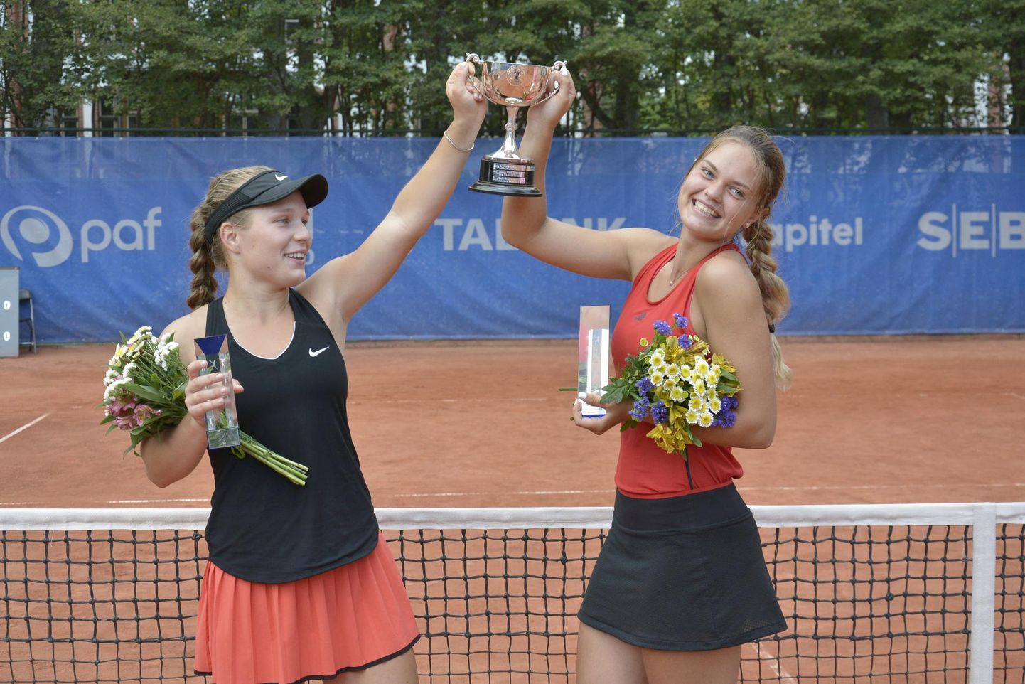 Saara Orav (vasakul) ja Katriin Saar võitsid Pärnus peetud turniiri «Merko Estonian Open» paarismängu.