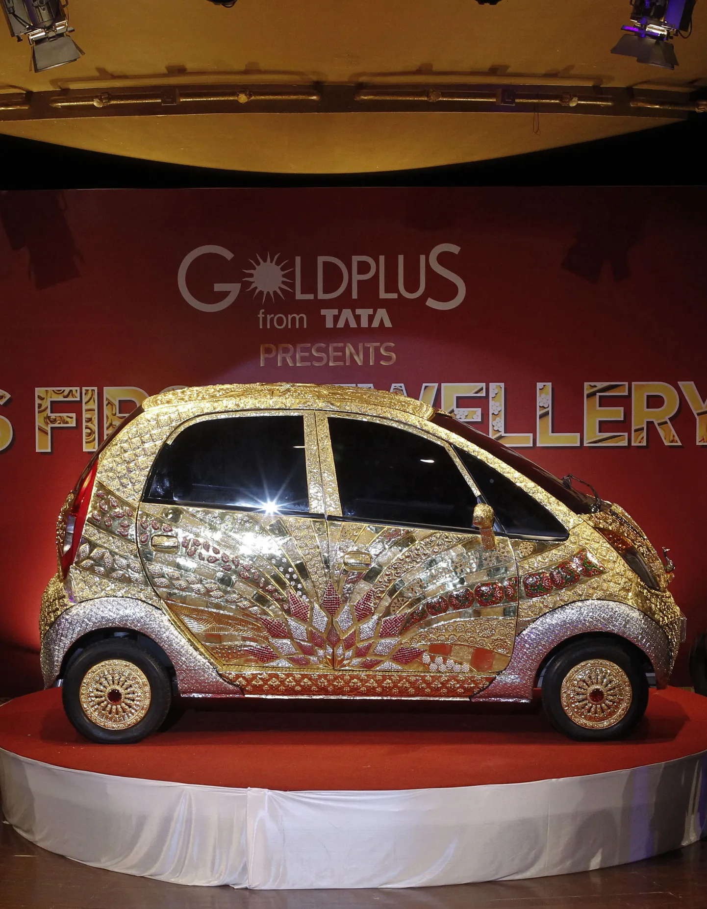 Kulla ja juveelidega kaetud Tata Nano