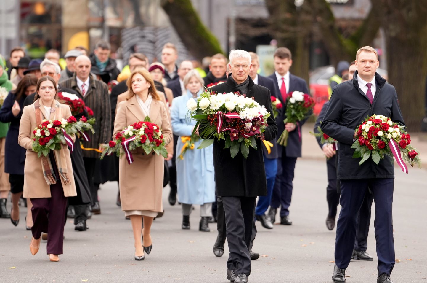 Saeimas priekšsēdētājs Edvards Smiltēns, Ministru prezidents Krišjānis Kariņš, Saeimas priekšsēdētāja biedre Zanda Kalniņa-Lukaševica un Saeimas sekretāra biedre Antoņina Ņenaševa piedalās svinīgajā ziedu nolikšanas ceremonijā, atzīmējot Saeimas simtgadi.