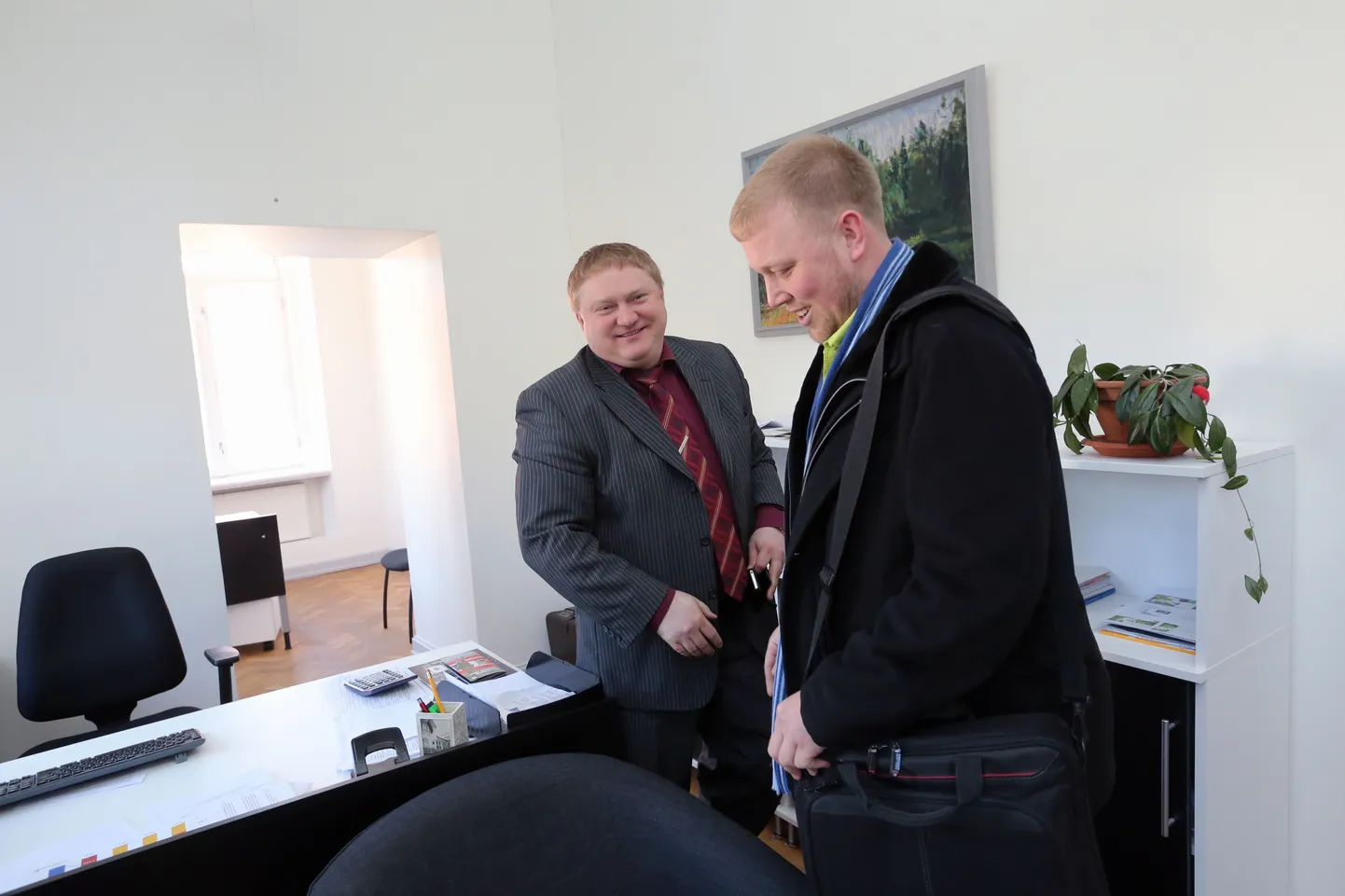 Veinibaari Vein ja Vine esindaja Assar Jõgar (paremal) viis täna hommikul Tartu abilinnapeale Kajar Lemberile 15 Tartu kesklinna söögi- ja joogikoha ühispöördumise.