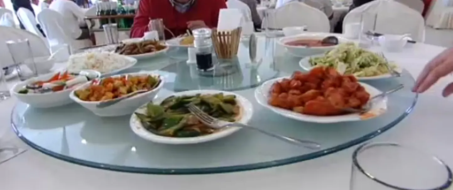 Video otse Hiinast: kaubanduskeskus rikkaliku söögilauaga