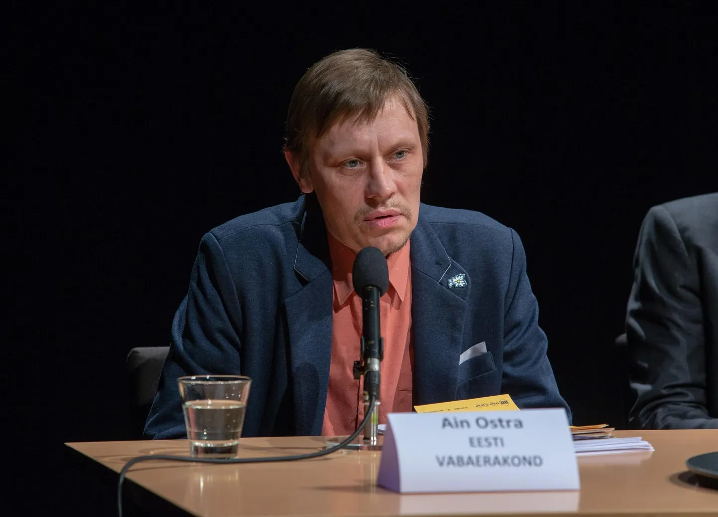 Vabaerakonna Viljandi- ja Järvamaa esinumber Ain Ostra oli veel esmaspäevasel Sakala debatil partei riigikokku pääsemise osas optimistlik. E-häälte laekumise järel tunnistas ta, et künnist ei paista.