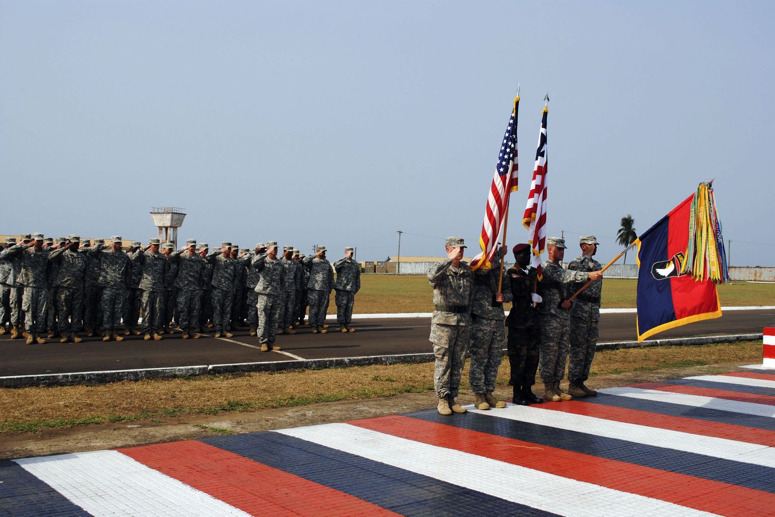 USA sõdurid lõputseremoonial, märkides Ebola-vastase missiooni lõppu Monrovias Libeerias.