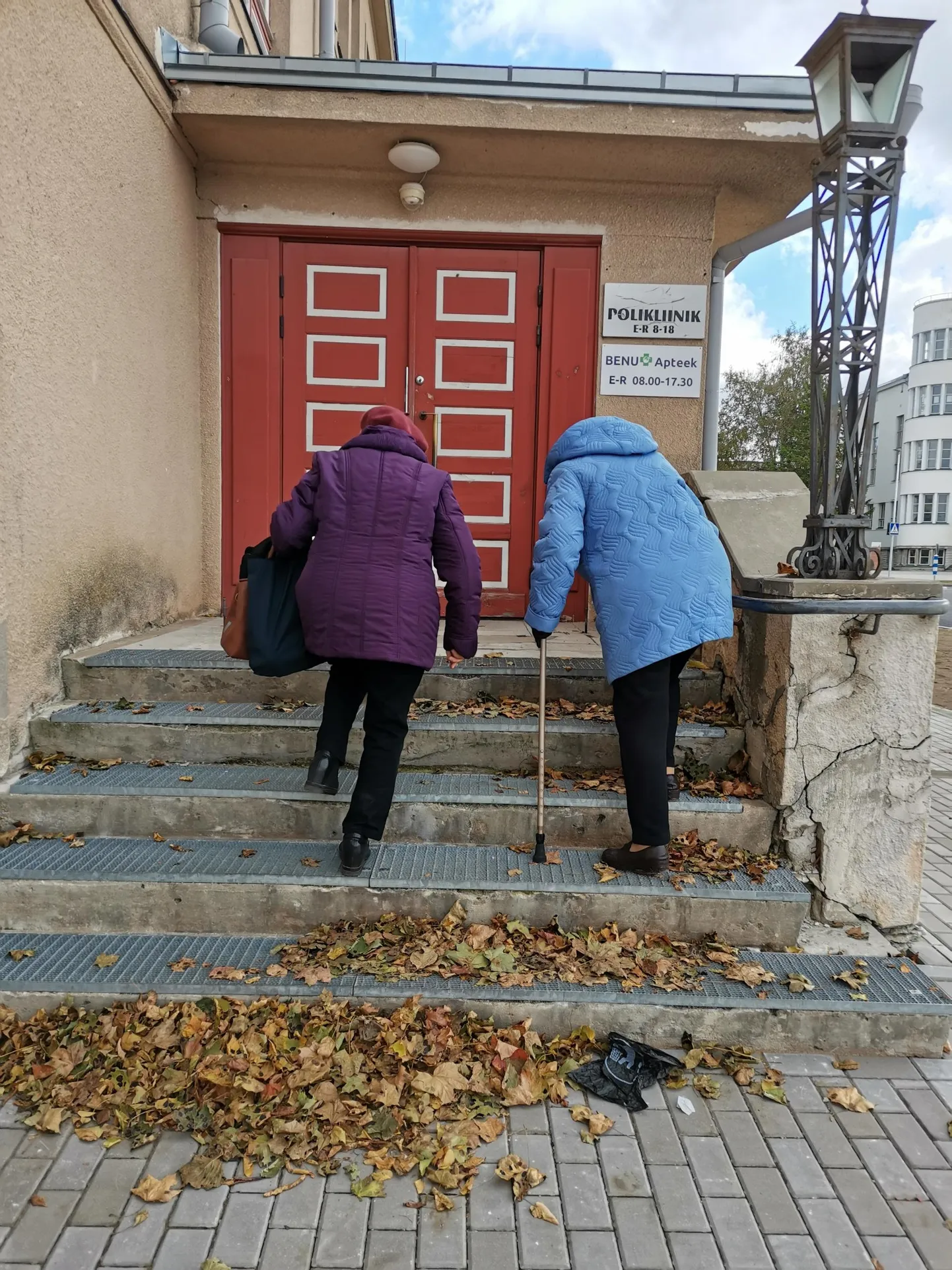 Eakad inimesed lagunenud ja prahti täis trepil.