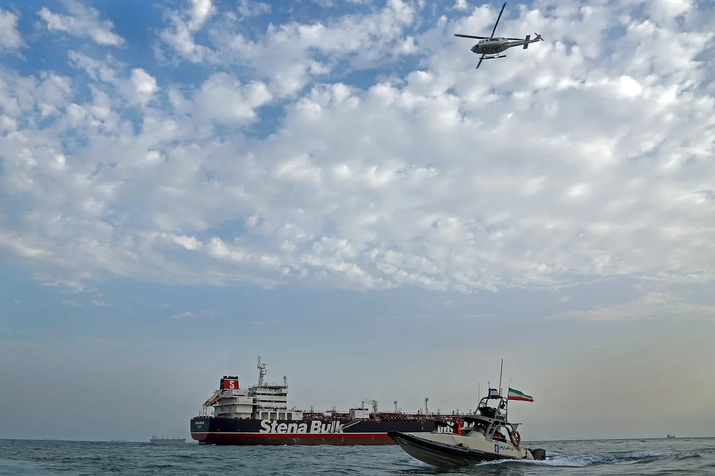 Iraani revolutsioonivägede kaater ja helikopter Briti tankerit jälitamas.
