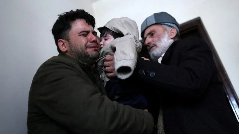 Хамид Сафи (слева), нашедший ребенка в аэропорту и решивший усыновить его, заплакал, когда передавал Сохаила его дедушке