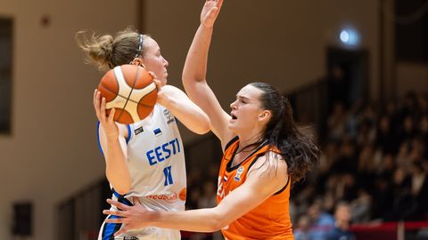 GALERII ⟩ Viimasel veerandajal kustunud Eesti korvpallinaiskond alustas EM-valiksarja suure kaotusega