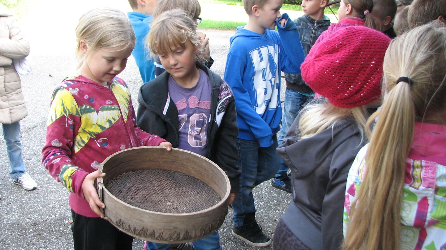 Muuseumitunnis uuriti, kuidas valmib leib. Tädi Lea rääkis 2. klassi lastele, et tegu ei olegi sõelaga, vaid see asi on hoopis külimit.