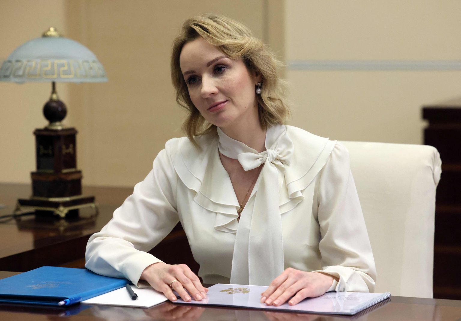 Venemaa lasteõigusvahemees Maria Lvova-Belova 16. veebruaril 2023 kohtumisel Vene presidendi Vladimir Putiniga Moskva lähedases Novo-Ogarjovo residentsis