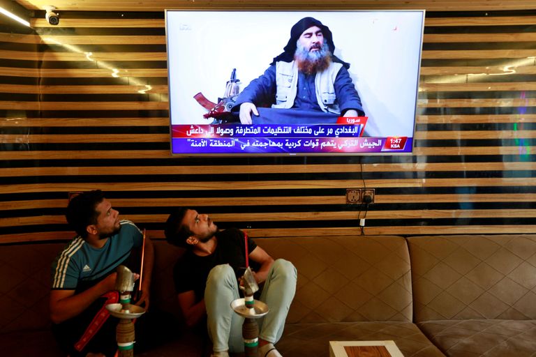 Iraagi noored jälgimas Najafis telerist teated, et ISISe juht Abu Bakr al-Baghdadi on surnud.