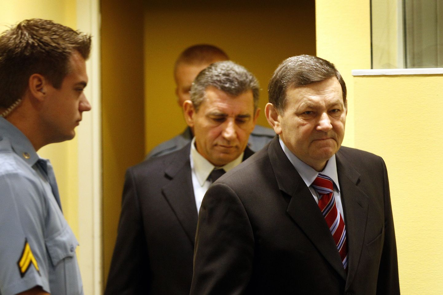 Ante Gotovina ja Mladen Markač (paremal) sisenevad kohtusaali Haagis.