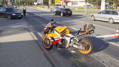 Фото и видео: в Таллинне на Пярнуском шоссе мотоциклист попал в ДТП