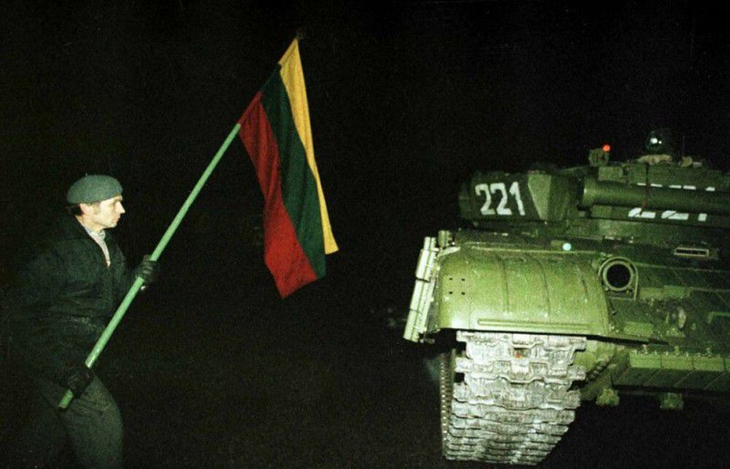 Relvitu mees seisab 1991. aasta 13. jaanuaril Vilniuse teletorni ees silmitsi Nõukogude liidu tankiga.