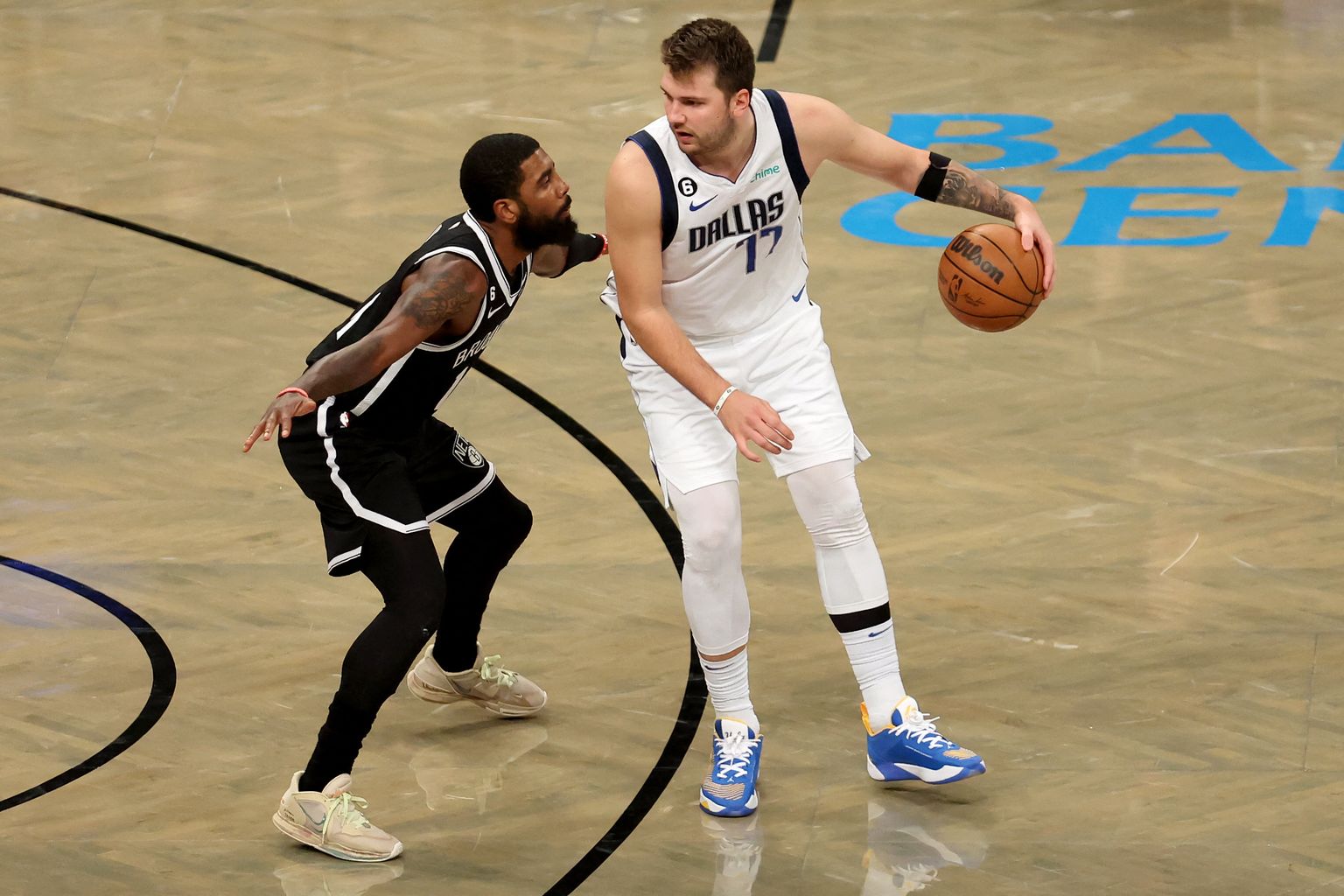 Luka Doncicist (paremal) ja Kyrie Irvingust saavad NBAs meeskonnakaaslased.