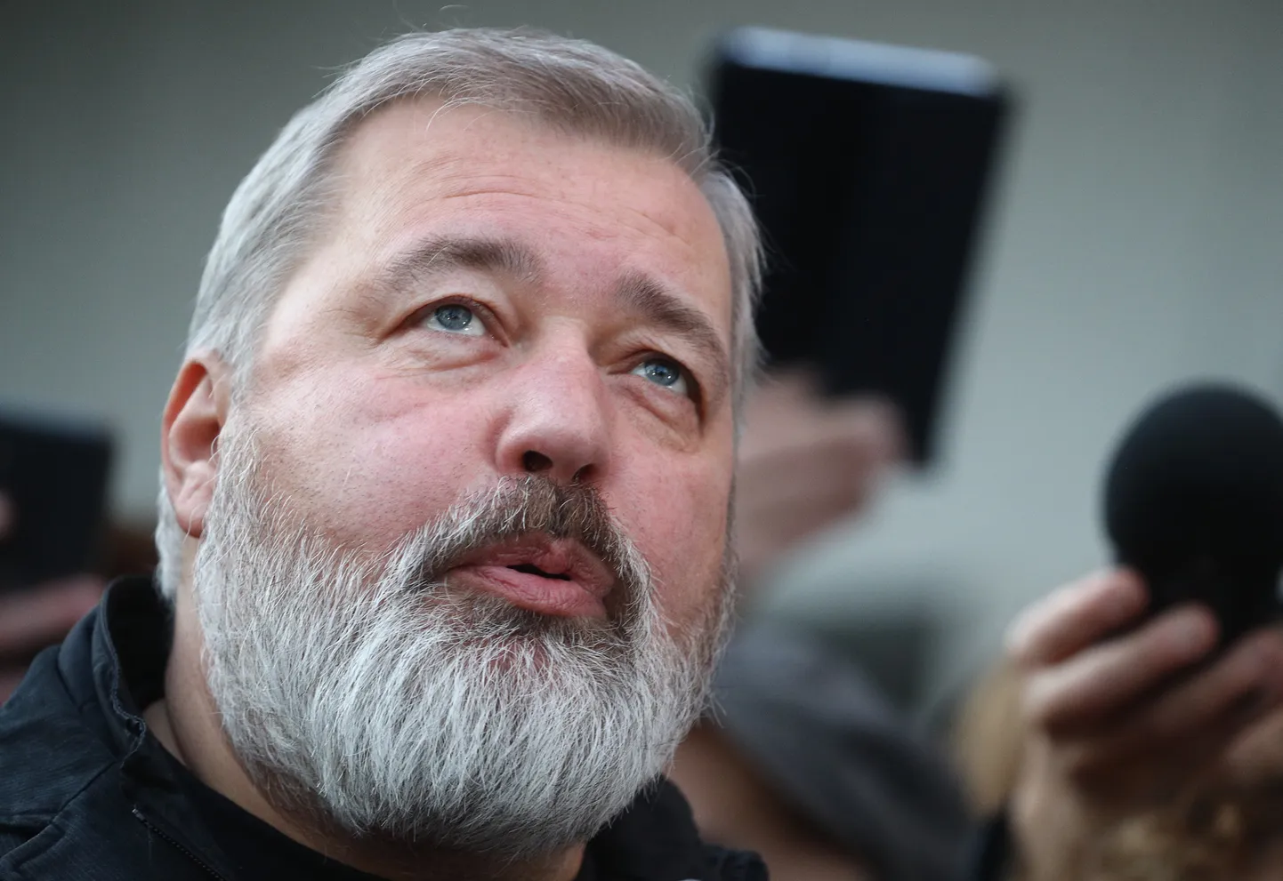 Vene sõltumatu ajalehe Novaja Gazeta Nobeli preemia pälvinud peatoimetaja Dmitri Muratov, kelle juhitavat väljaannet ei ole veel välisagendiks kuulutatud.