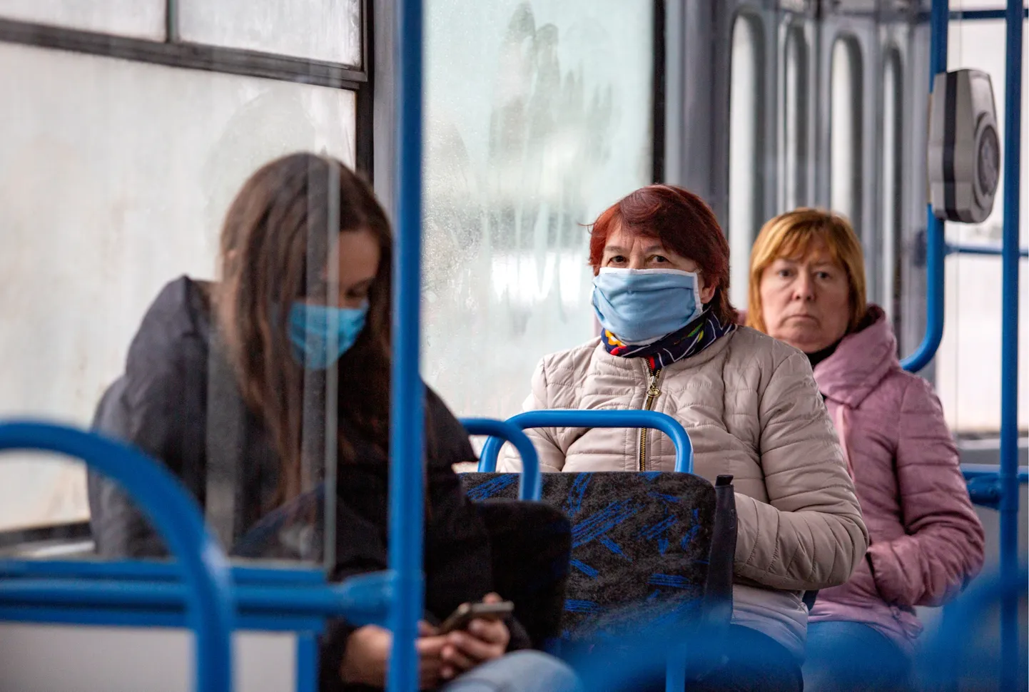 Cilvēki ar maskām sabiedriskajā transportā. Ilustratīvs foto