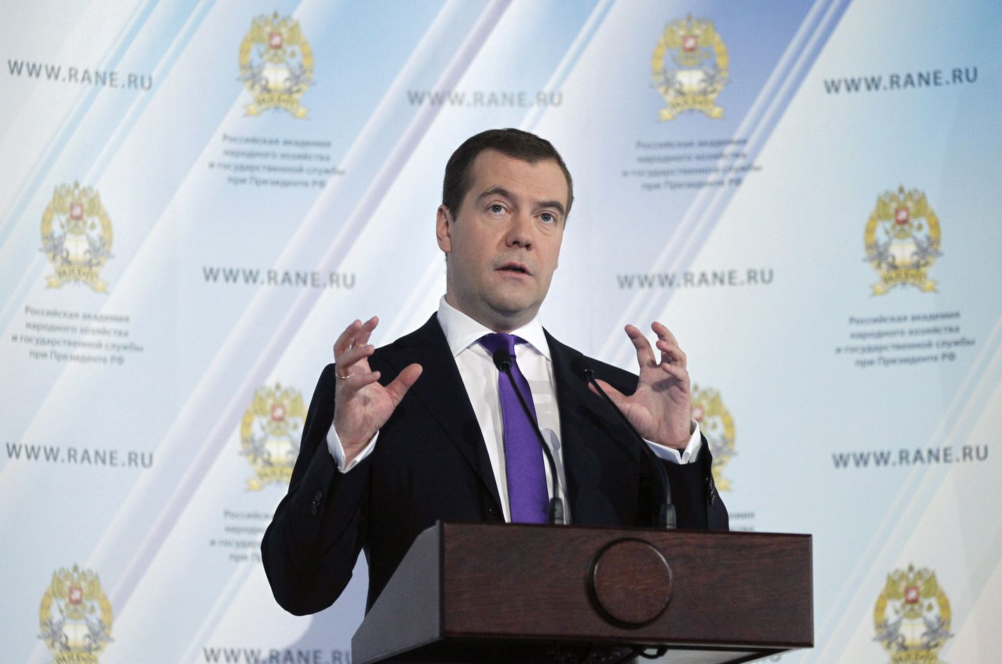 Medvedev määras Vene SKT kasvu alampiiriks 5 protsenti.
