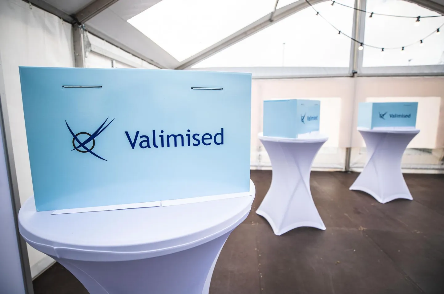 Valimisjaoskonna telk Tondiraba jäähalli parklas Lasnamäel.