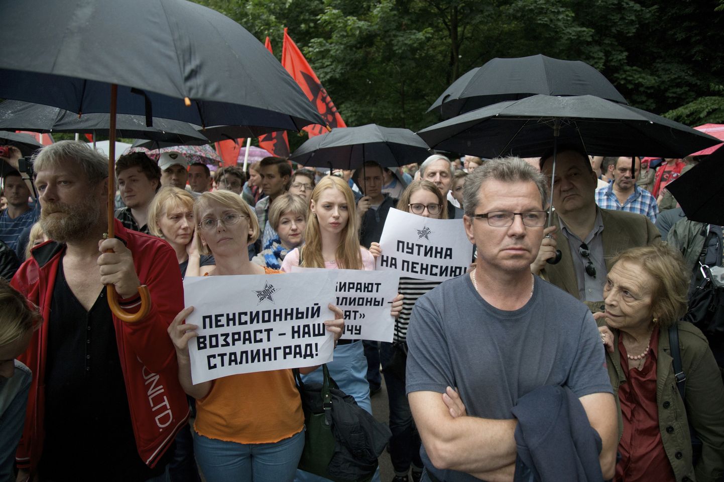 Protesti pret pensiju reformu Krievijā. Plakāti vēsta, ka "Pensionēšanās vecums ir mūsu Staļingrada" un "Putinu pensijā"