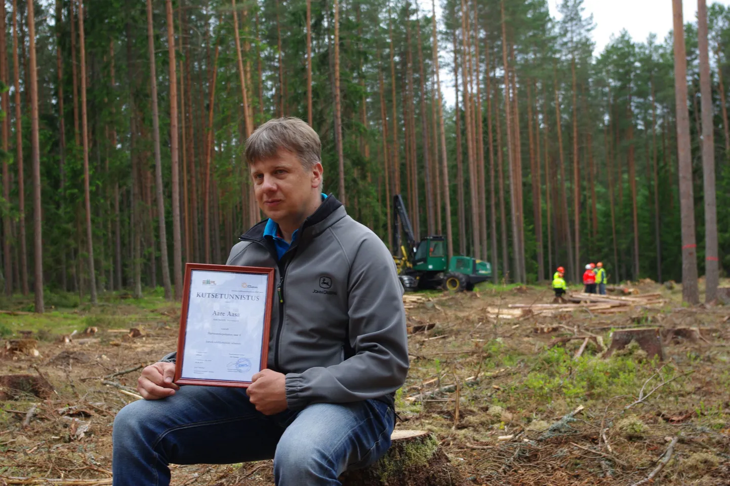 Harvesterijuht Aare Aasa sai Eesti 100 000. kutsetunnistuse.
