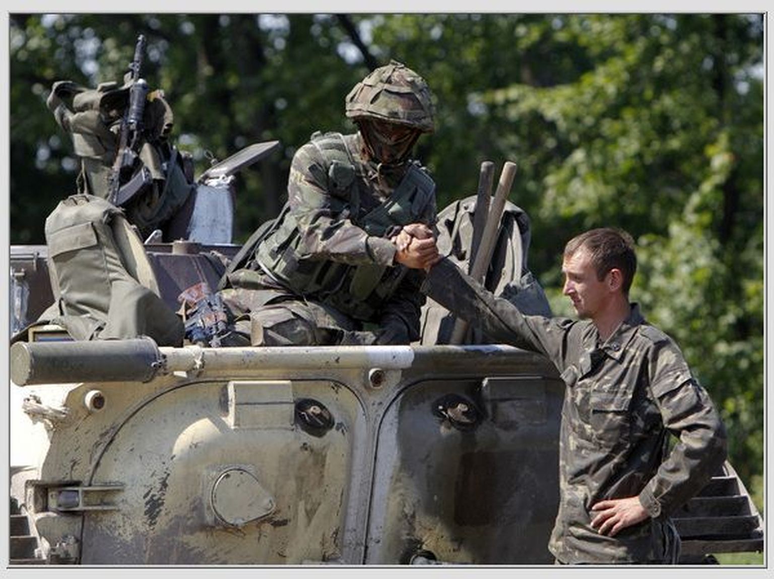 Ukraina sõdurid eile Donetski lähedal asuvas kontrollpunktis vahetust üle andmas.